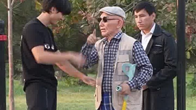 大爷玩单杠拐杖四十斤 