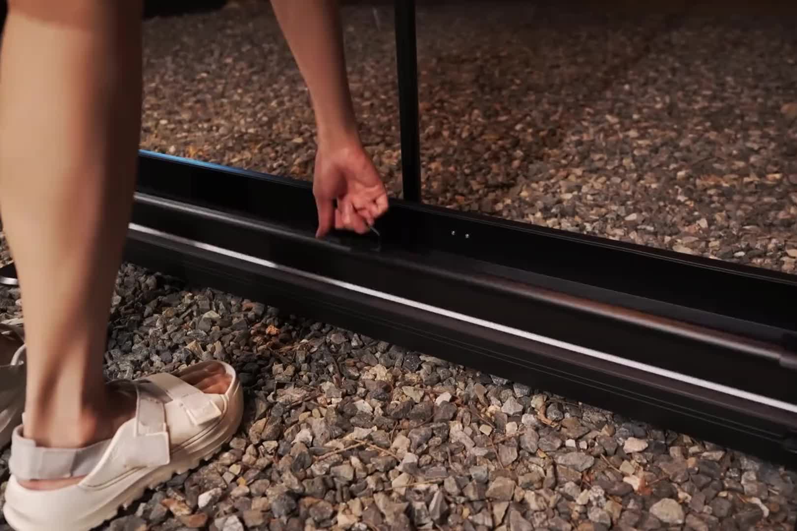 第2集：女人驾车来到户外，搭建天幕帐篷，就地在车里露营过夜