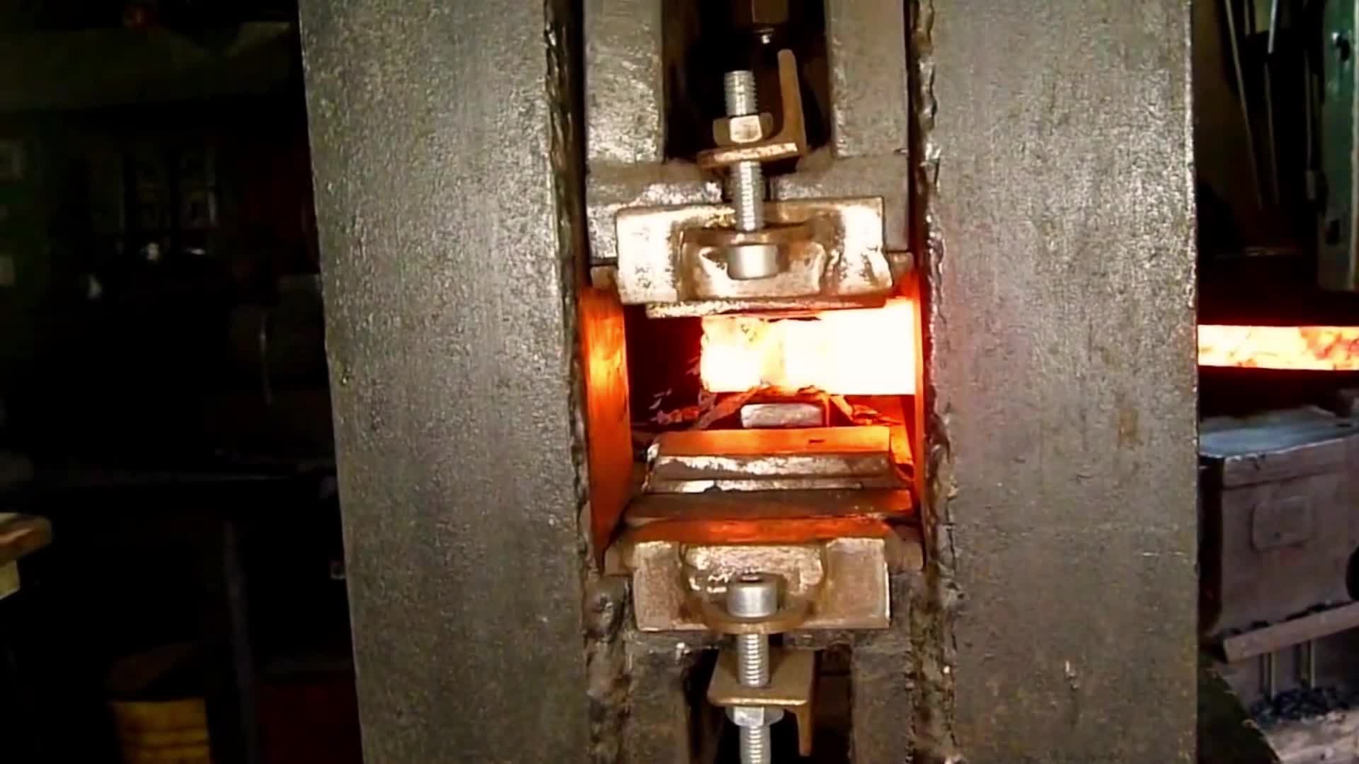 这手法绝了！大师精准控温锻打，成品刀锋让全网彦祖坐不住了