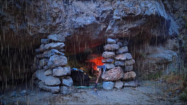 荒山野岭，小伙独自一人荒野艰难生存