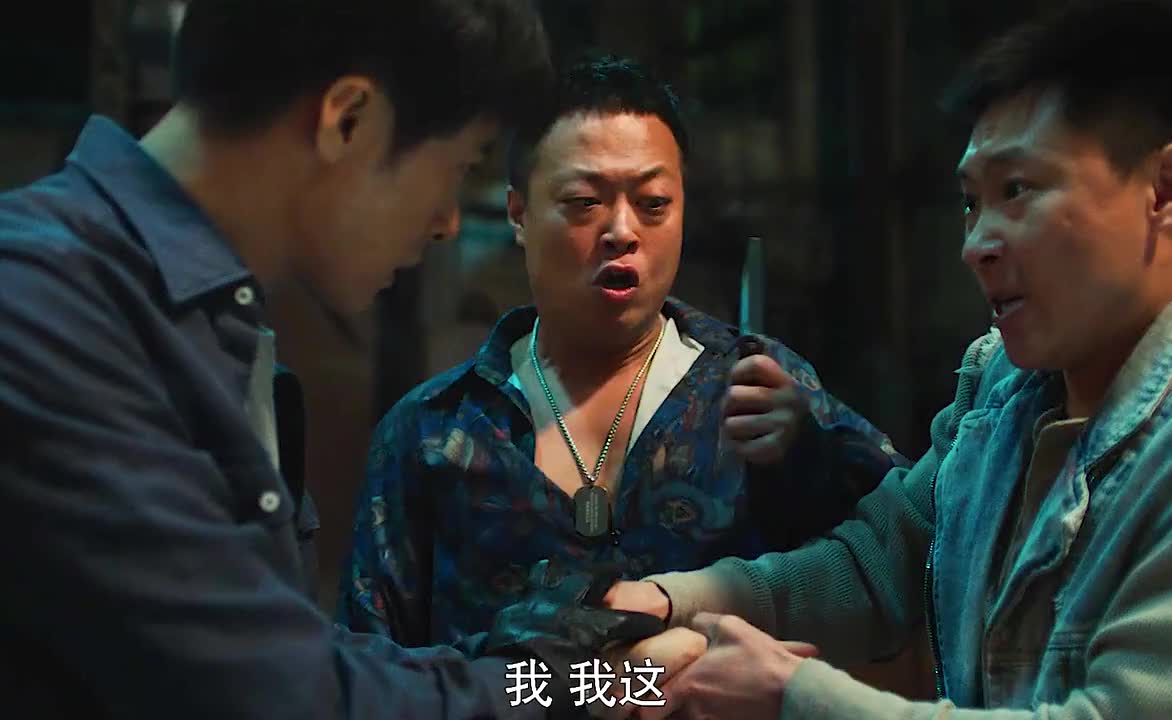 “小伙好心帮忙却被理发妹辱骂，结果英雄救美直接把她迷的死死的！”