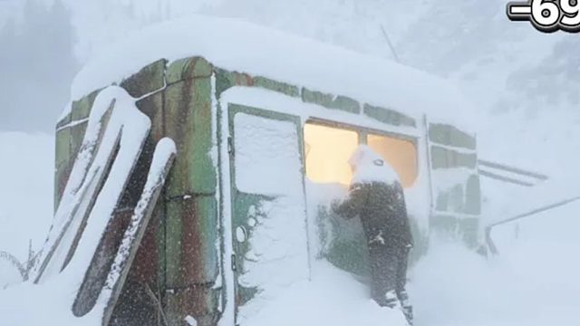 在零 摄氏度的暴风雪中，躲在废弃车厢里生活48小时——极端严寒求生