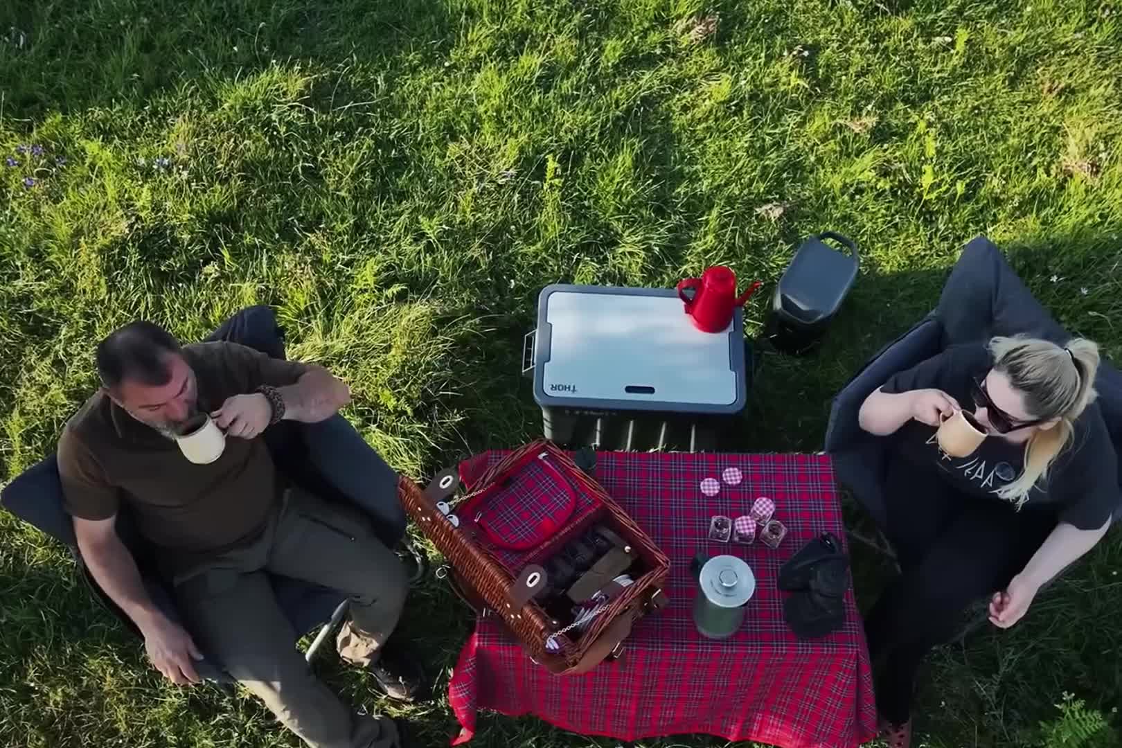 第1集：阿克夫妇驾车到草地，三十多度搭建帐篷露营，烤汉堡吃