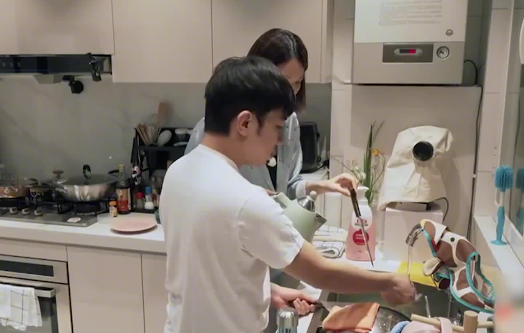 孕期遭丈夫王祖蓝多次指责，却始终保持微笑，李亚男究竟有多温柔