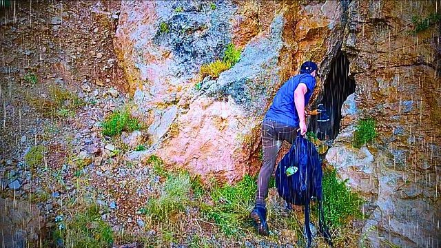 荒山野岭，小伙独自一人荒野艰难生存