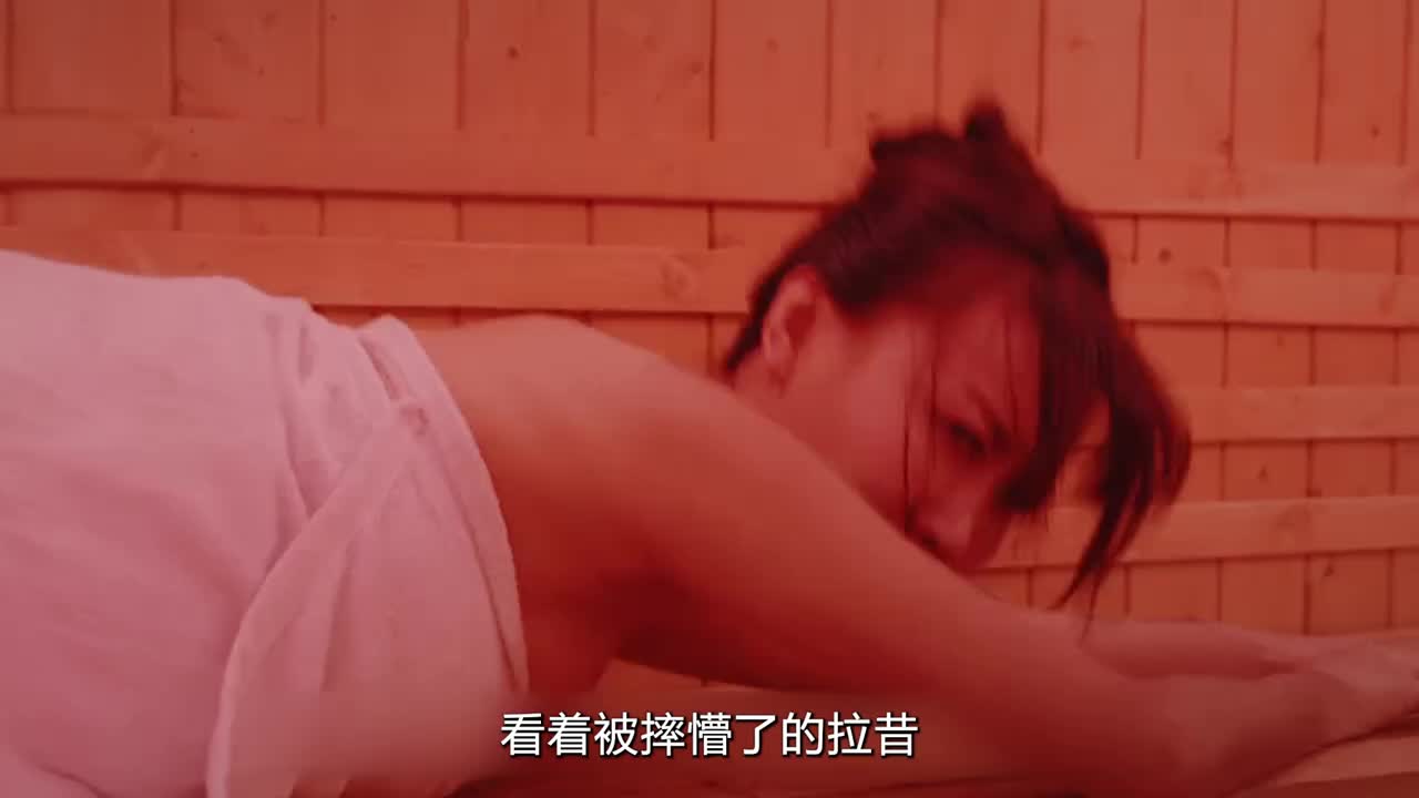 男人误闯进女浴室，和里面的美女打了起来，紧接着做出惊人的举动