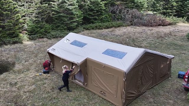 夫妻二人太会享受了，在森林中找了块平地，在大暴雨中露营