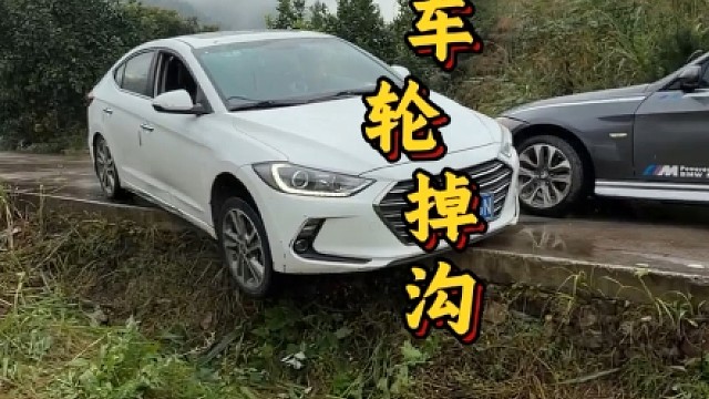 路边遇女司机窄路会车，车轮掉沟里了，老司机现场演示帮忙！