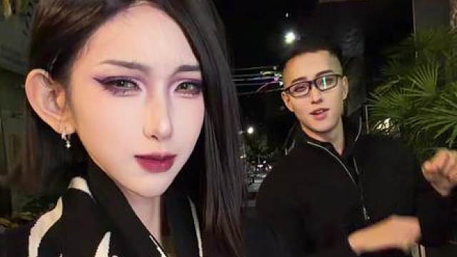 真是可怜的人....完全不知道他在干什么