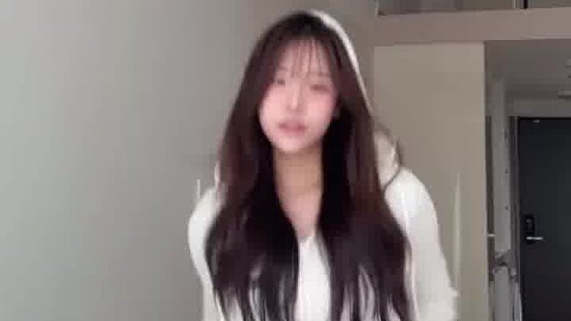 清新小姐午后漫步心动瞬间