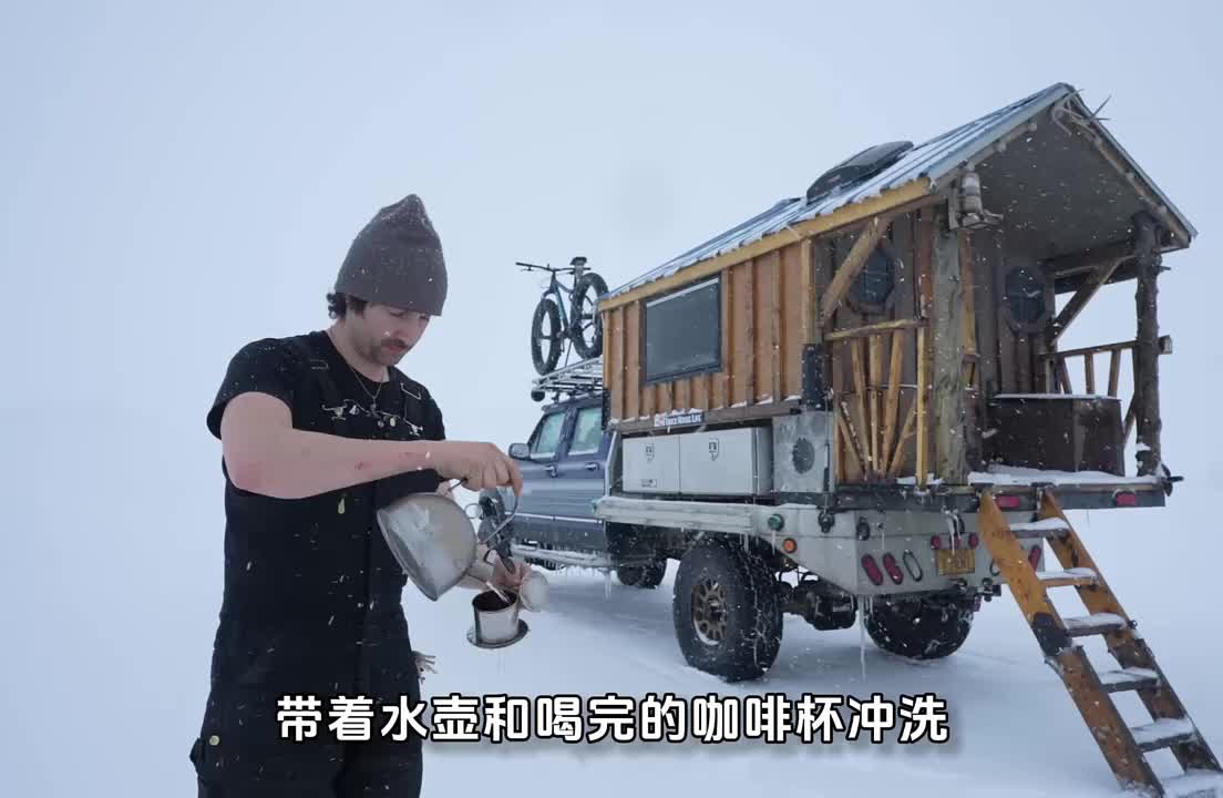 改造真房车穿梭在冰天雪地中露营是怎样的体验。