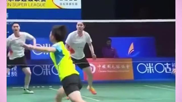 国羽国乒双向送福，黄雅琼刘雨辰的婚礼堪称体育圈团圆局， 闺蜜陈雨菲亲自到场见证，与新人同框定格12年赛场情谊；樊振东远程发来暖心视频，“祝福专业户”上线甜度拉满 婚礼藏满羽球浪漫，从训练馆婚纱照到赛场元素细节，把并肩拼搏的时光酿成余生浪漫，体育圈的神仙情谊与爱情太好嗑！