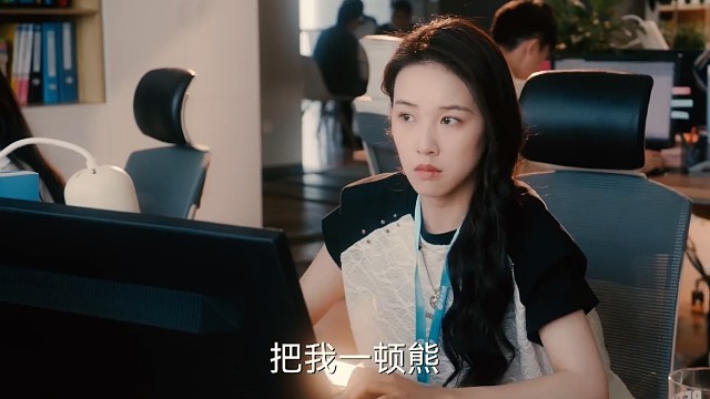 新人初入职场遭潜规则，看不下去的同事直接霸气整治