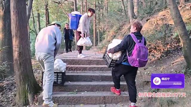 600个馒头，遇到好心小姐姐小哥哥抬上山顶