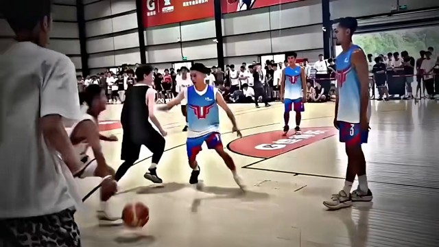 热血篮球赛场，激情碰撞，青春飞扬！#篮球