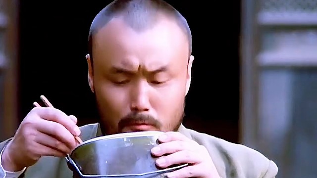 你们这儿的猪吃的还挺好，还吃面条！ #神仙剪刀手