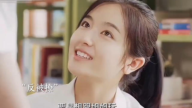 这才是学校霸气一姐的风范怼天怼地怼空气的 天不怕地不怕