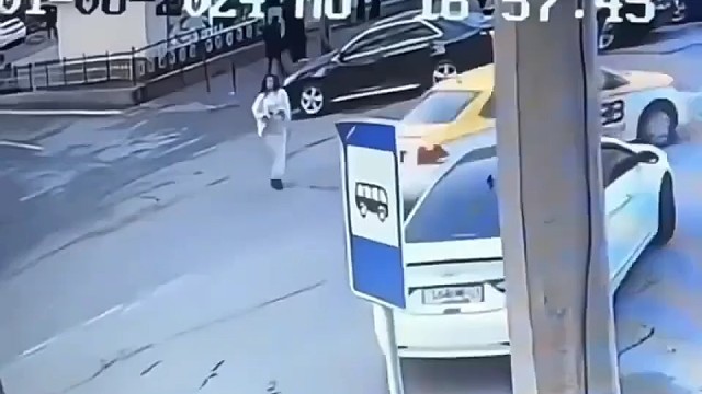 虽然摔的狼狈，但走的潇洒[捂脸]