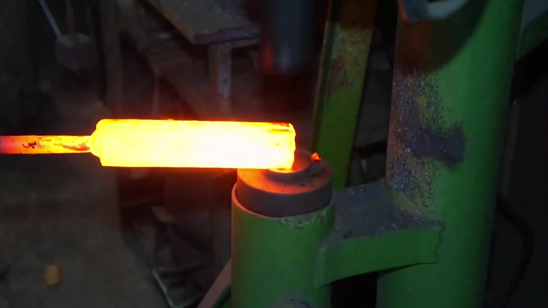 淬火一刻，巨龙叹息！亲眼见证木头纹理如何在重锤下“长”到钢里