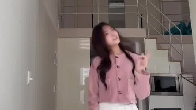 镜头感美女夜景漫步高级