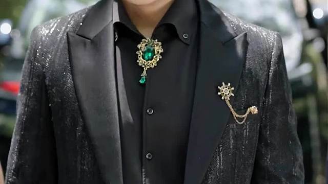 财神豪洒天价红包不识货的村民竟骂他是乞丐