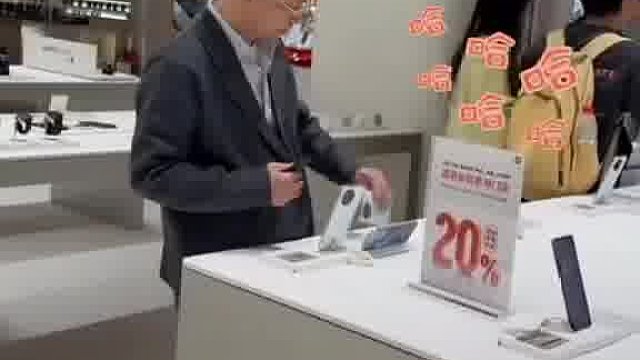 一男子卫生间揭假发未归位，商场闲逛，网友赞售货员暖