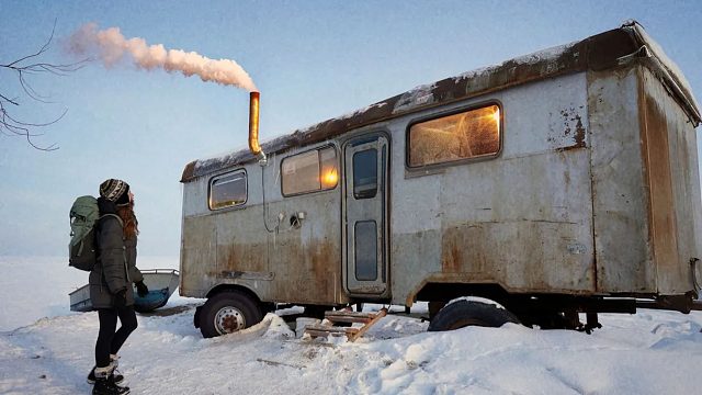 迷失在一个千里冰封的湖面上，幸好遇到一个废弃的车厢，可以在里面温暖过夜！