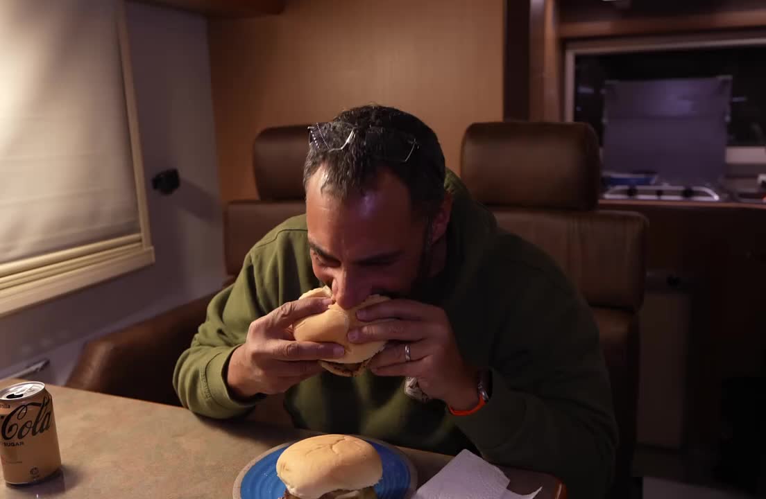 谁能拒绝在睡前来上一集雪地房车露营呢？