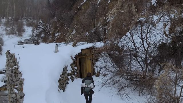 一座失传的石屋，在一场致命的暴风雪中，它拯救了她的生命！
