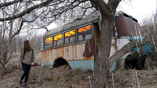 在野外徒步流浪，发现个废弃的车厢，我前去查探一番，居住还真巴适！