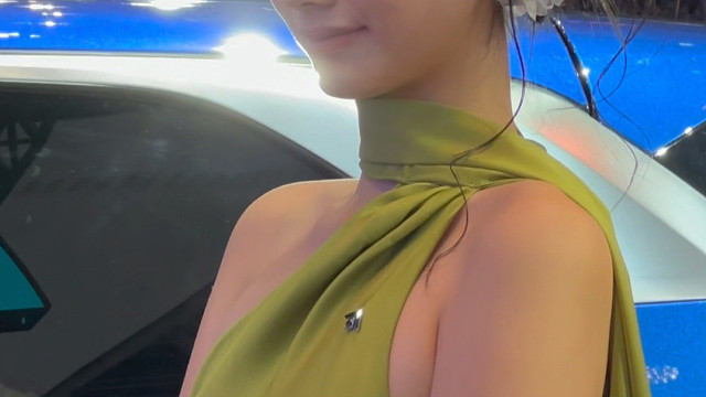 广州车展绿色衣服大露背