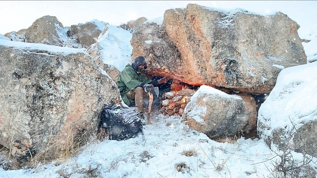 天寒地冻，小伙独自一人荒野艰难生存