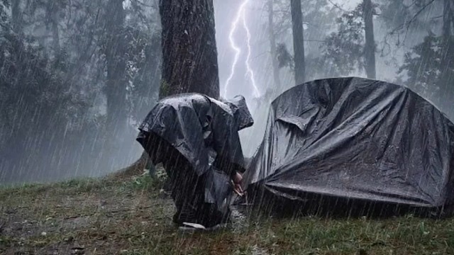 在暴雨雷电恶劣天气中露营——轻松的雨中露营，被困在季风中。