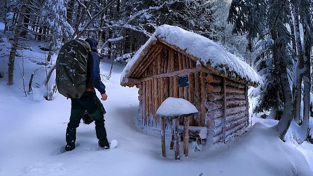 冰天雪地的森林天寒地冻，小木屋都被雪覆盖，只能躲在里面烤柴火取暖！