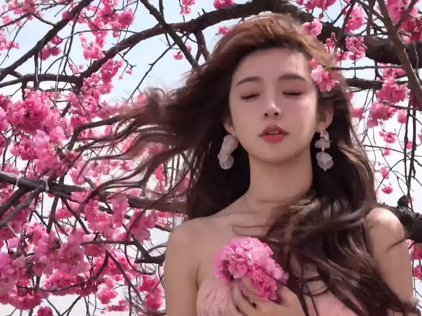 “樱花树下站谁都漂亮”