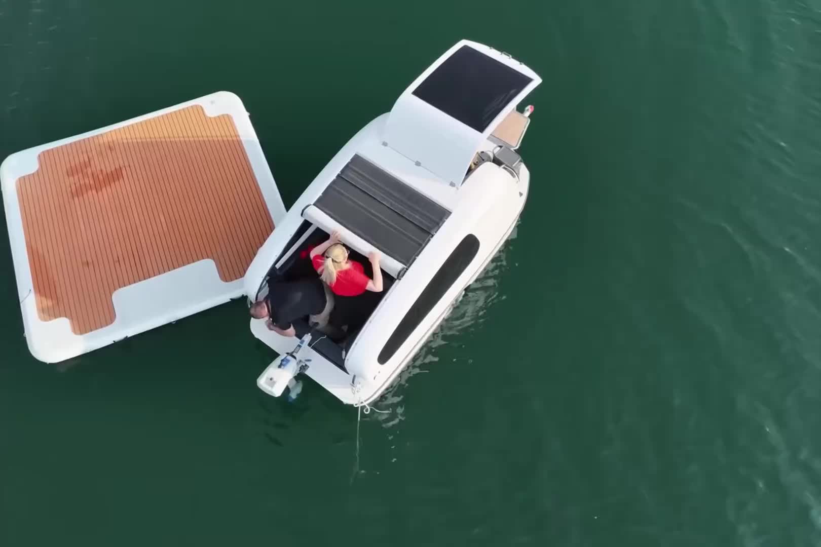 第1集：夫妻俩带着帐篷来到湖面，搭建露营帐篷，实现水上的惬意生活