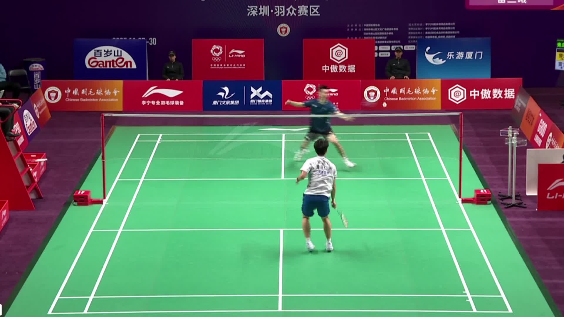 雷兰曦试图加强进攻，但曾逸凡凭灵活跑动和防守反击，以15-11再胜一局