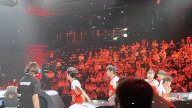 ksg随意处理奖杯和选手周边被网友拍到 #2025王者荣耀挑战者杯