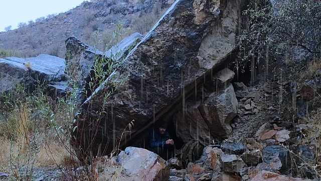 荒山野岭，小伙独自一人荒野艰难生存