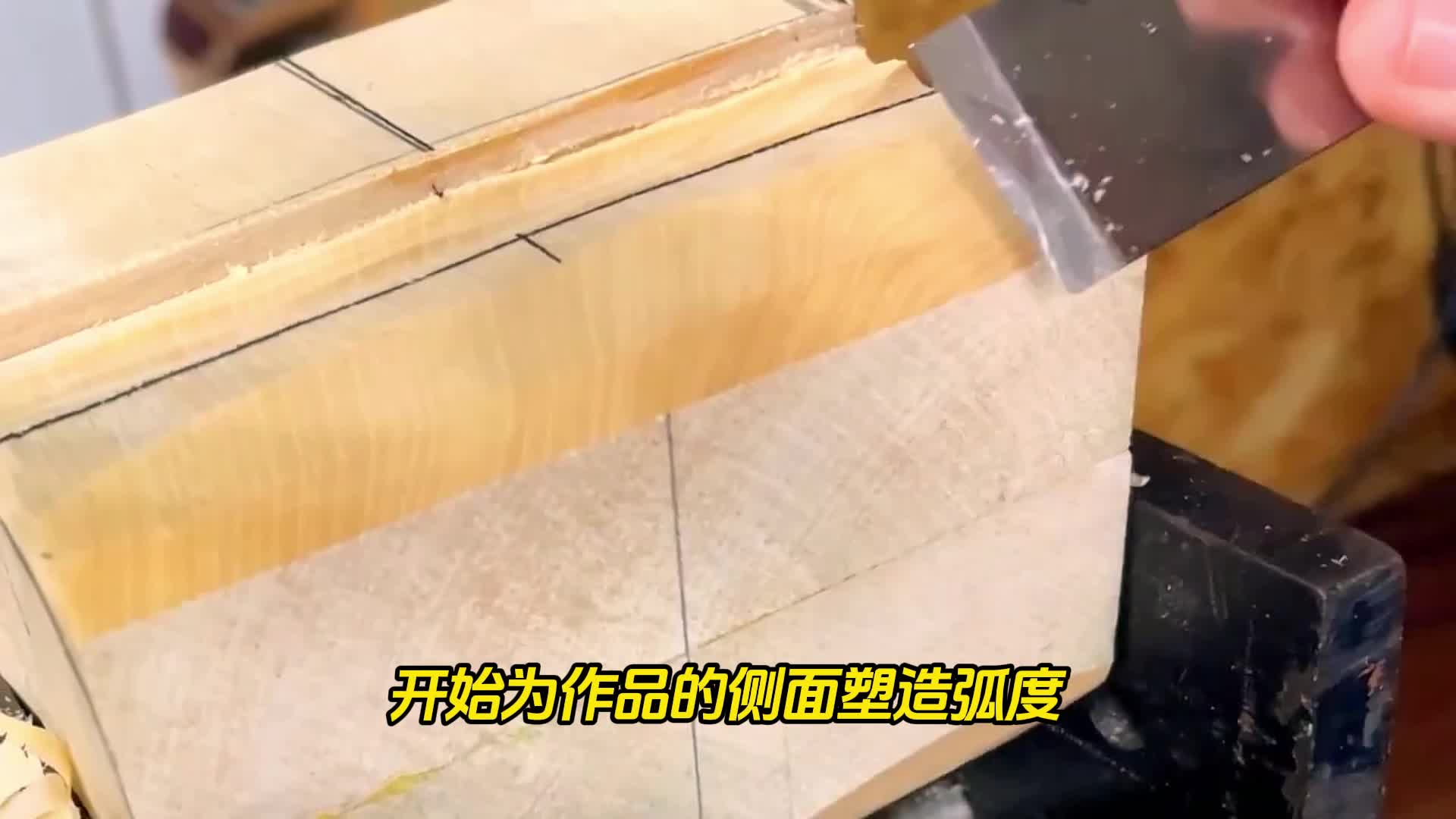 民间大师刀尖跳舞，木屑飞舞间可爱玩偶惊艳全场。一刀不多一刀不少，成品让全网直呼卡哇伊