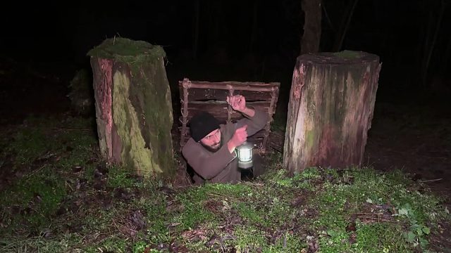 绝了绝了！在丛林地底挖地道，结果窝在里面才是真的保暖隐秘又安全