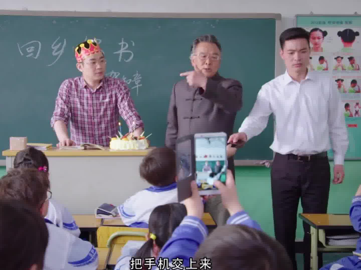 这个校长太阴险狡诈了 连孩子都骗 哈哈