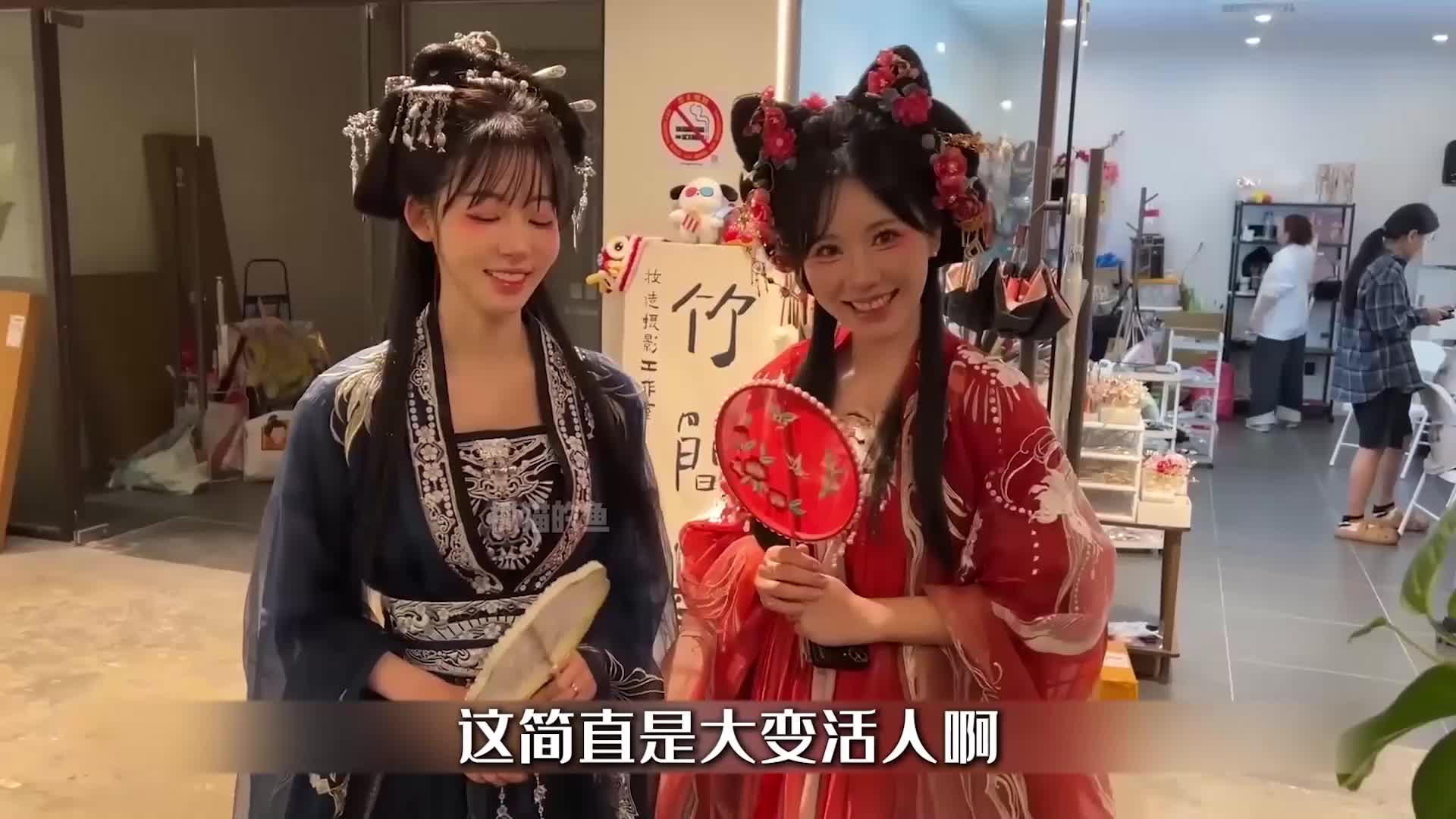 韩国前女团成员崔秀晶带姐姐体验汉服。