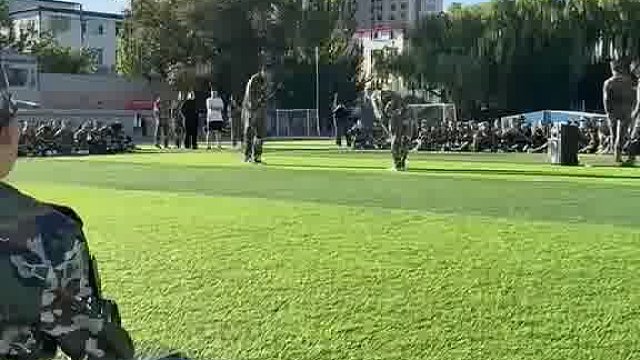 男生轻叹：心情低落，满是忧伤。