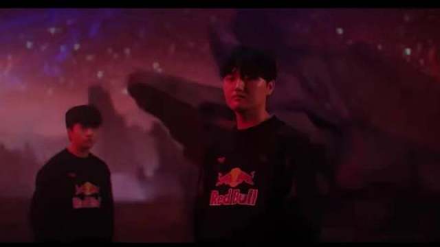 T1还有高手上午官宣两位选手上调：Guardian选手上调为T1 Esports Academy的上单，Painter选手上调为T1 Esports Academy的打野！ Guardian前不久刚登顶韩服第一，目前也是在榜第一，打野Painter同样位居前列，而且是07年出生的小将！LCK的青训体系是真的遥遥领先了，所以明年T1也有可能和今年一样搞轮换。