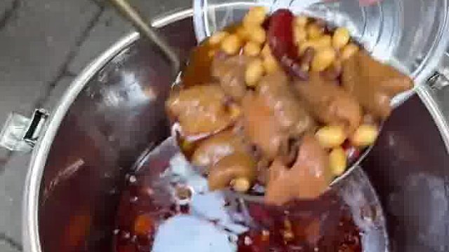 重庆街头可遇不可求的挑挑肥肠、还挺好吃的