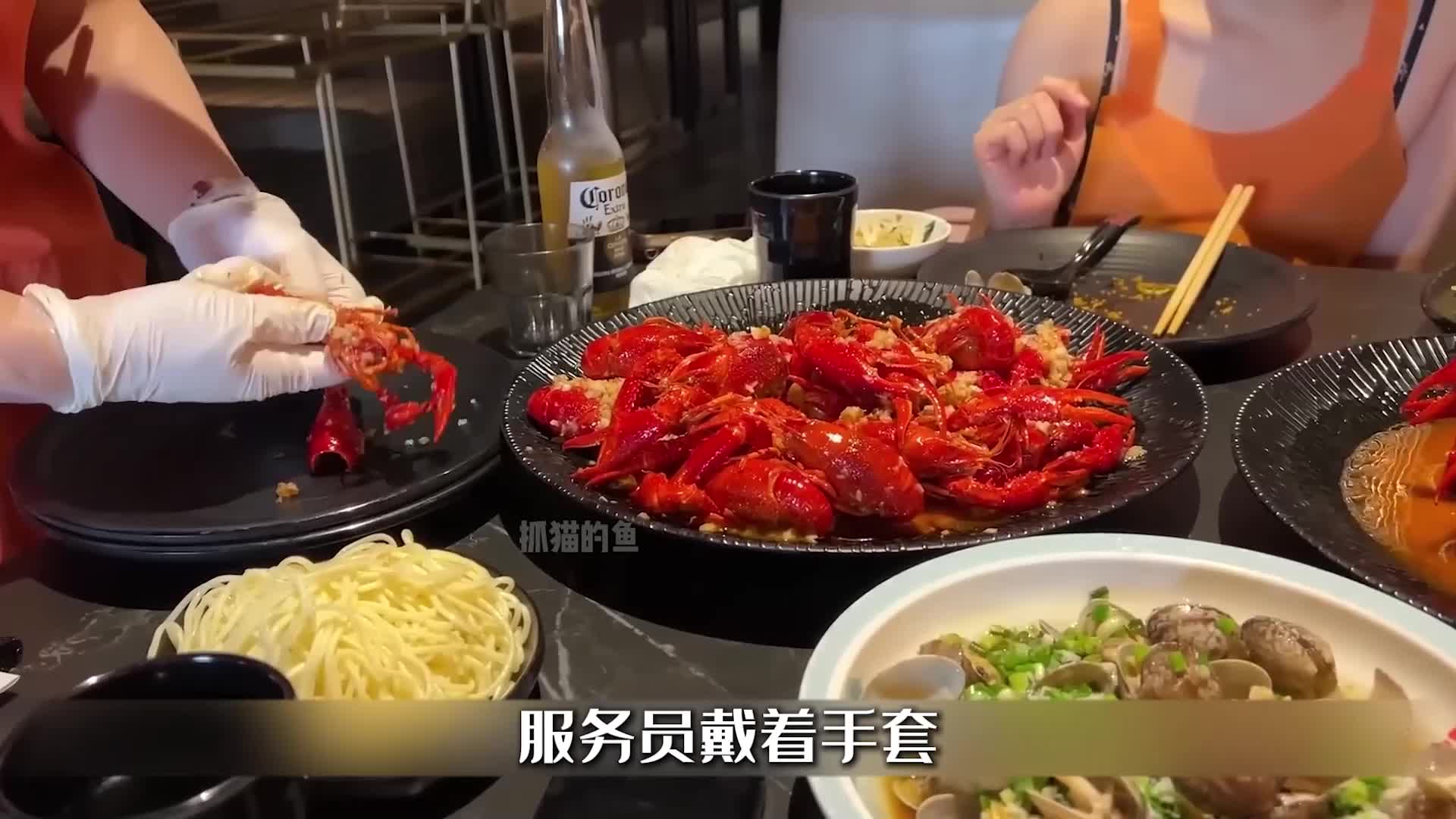 韩国妹子崔秀晶带姐夫体验中国洗浴。