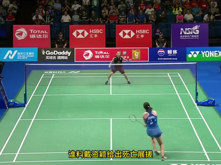 这么标准的一字马只有舞蹈生才能做得出来吧，却发生在羽球比赛