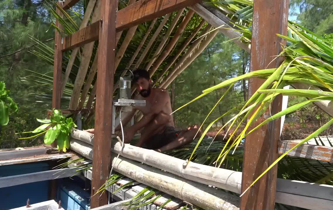 第2集：流落荒岛的男人，在没有食物没有水的情况下独自生存下来