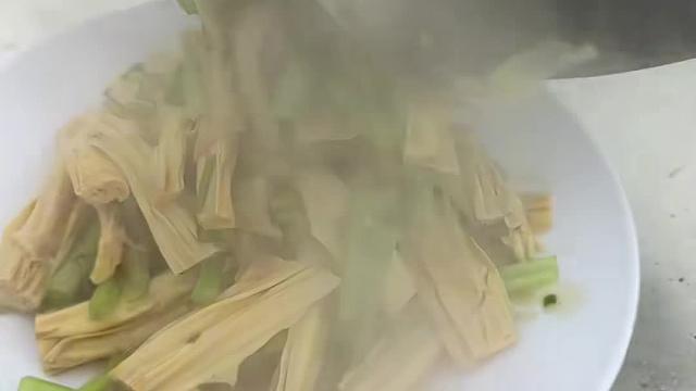 在山东大集花一百块钱让厨师长炒八个菜